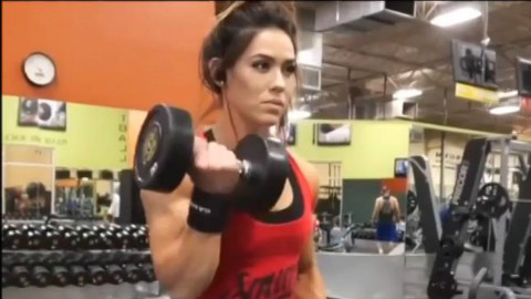 健身美女Cassandra Martin举铁视频,健身励志